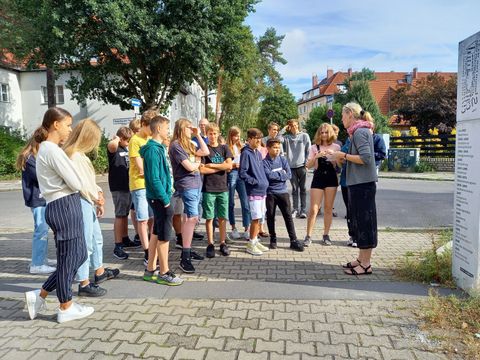Führung am Krumpuhler Weg, Foto: Henriette Panik (Bild: Museum Reinickendorf)