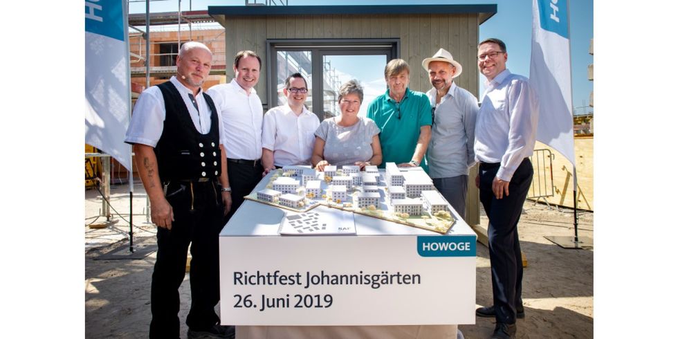 Enrico Friedrich, Polier B&O Gebäudetechnik GmbH & Co. KG; Ulrich Schiller, Geschäftsführer der HOWOGE Wohnungsbaugesellschaft mbH; Oliver Igel, Bezirksbürgermeister von Treptow-Köpenick; Katrin Lompscher, Senatorin für Stadtentwicklung und Wohnen; Peter Münn , Geschäftsführender Gesellschafter B&O Gebäudetechnik GmbH & Co. KG; Christoph Roedig, Geschäftsführer der Roedig Schop Architekten; Thomas Felgenhauer, Geschäftsführer der HOWOGE Wohnungsbaugesellschaft mbH