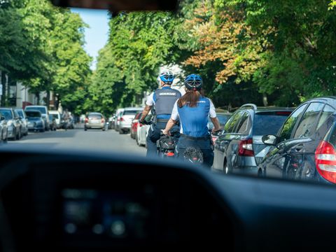 Fahrradstaffel - Blick aus dem Dienstfahrzeug des OA auf davor fahrende Fahrradstaffel