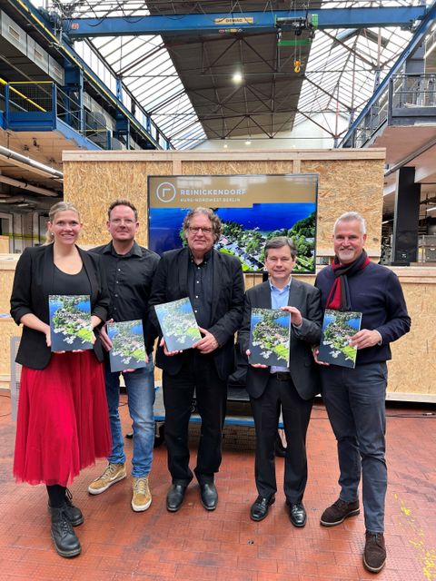 Julia, David und Karl Heinz Köhler von der gastgebenden Berliner Seilfabrik mit Bezirksbürgermeister Uwe Brockhausen und Ralf Zürn, der die Idee zu dieser Kampagne hatte (v.r.). (Bild: Michael Haddenhorst)