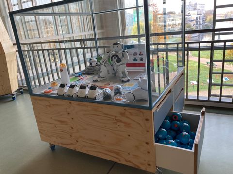 Robotik Vitrine mit NAO - Schublade offen Dash