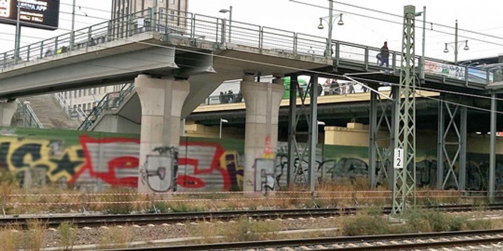 Blick vom S-Bahnhof Warschauer Straße auf den 1. Bauabschnitt der Fußwegbrücke, Oktober 2018