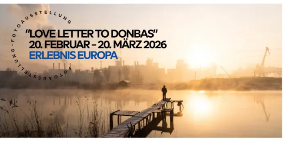 Mesch auf Bootssteg im Sonnenuntergang