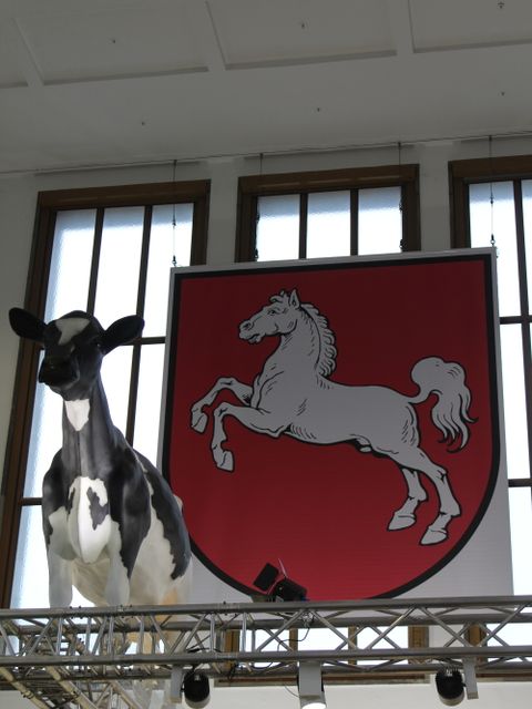 Stille Zeugen des bunten Treibens in der Niedersachsenhalle: Niedersachsenross (Wappentier) und Plastikkuh