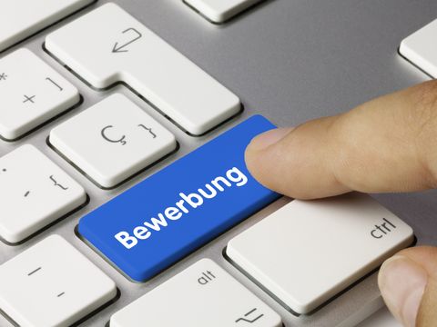 Ein Finger liegt auf einer Taste mit dem Schriftzug Bewerbung