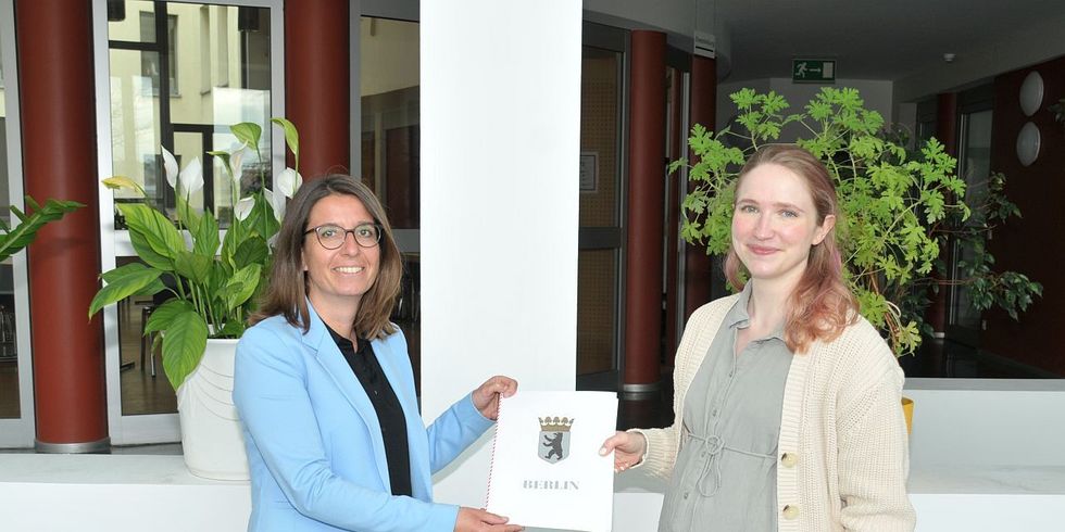 Die Stellvertretende Vorsteherin der Bezirksverordnetenversammlung Marzahn-Hellersdorf, Dr. Luise Lehmann, überreicht Bezirksbürgermeisterin und Bezirksstadträtin Nadja Zivkovic ihre Ernennungsurkunde.