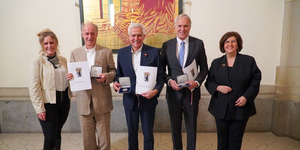 v.l.n.r.: Bezirksbürgermeisterin Kirstin Bauch, Falk von Moers, Hardy Schmitz, Dr. Manfred Uhlitz 