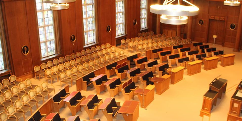 Ausschnitt des BVV-Saals im Rathaus Schöneberg
