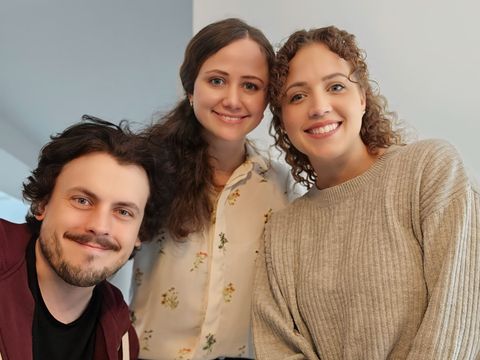 Foto der drei Beteiligungskoordinierenden für Kinder und Jugendliche: Anatolij Krebs, Antonia Richter und Isabelle Cöp
