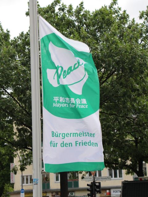 Die Mayors for Peace-Flagge vor dem Rathaus Schöneberg