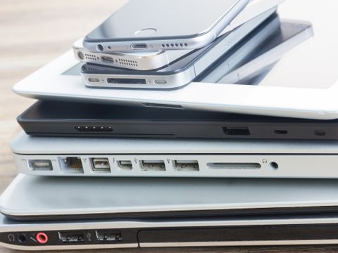 Stapel von elektronischen Geräten