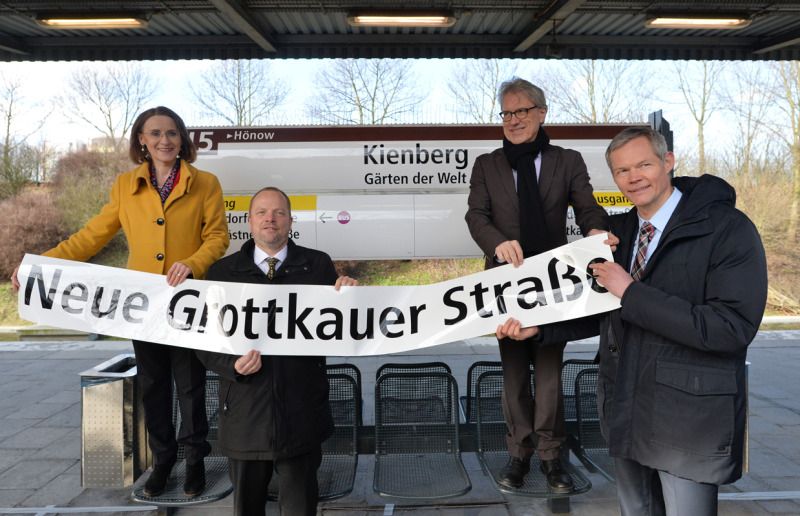 Finanzsenator Dr. Kollatz-Ahnen, Aufsichtsratsvorsitzender der BVG, hat gemeinsam mit BVG-Chefin Dr. Sigrid Evelyn Nikutta, Bezirksbürgermeister Stefan Komoß und Christoph Schmidt, Geschäftsführer der Grün Berlin GmbH und der IGA Berlin 2017 die Umbaupläne für den Bahnhof "Neue Grottkauer Straße" vorgestellt.