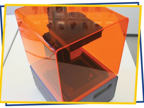 In diesen kleinen Desktop-Druckern entstehen Prototypen. Die Produktion der Schmuckkollektion ist ausgelagert in große 3D-Industriedruckereien.