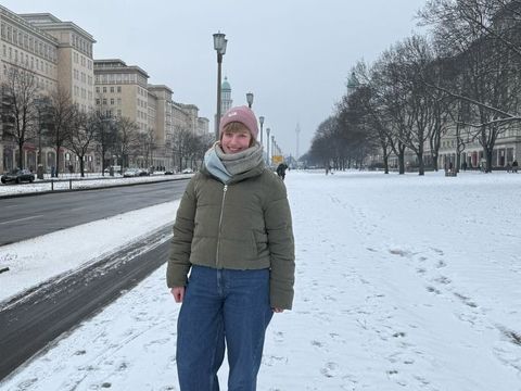 Insa Kehlenbeck mit Mütze auf der Frankfurter Allee mit Blick auf das Frankfurter Tor und den Fernsehturm