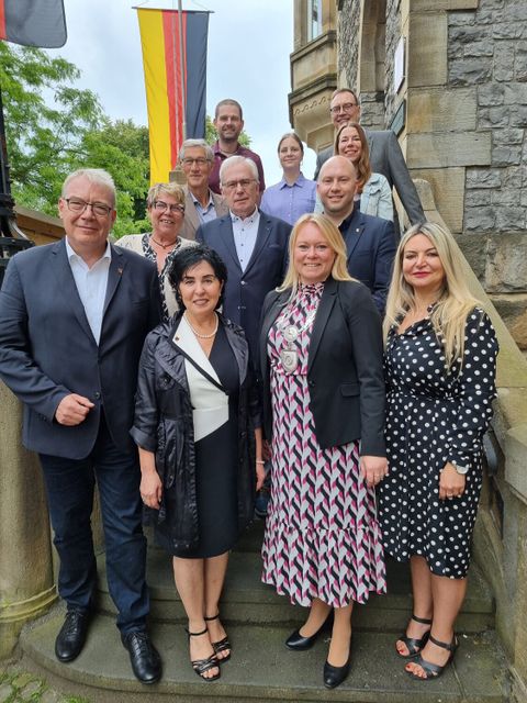 Erinnerungsfoto mit den beiden Bürgermeisterinnen Jutta Dettmann (vorn, 2.v.r.) und Emine Demirbüken-Wegner (vorn, 2.v.l.). (Bild: BA Rdf)