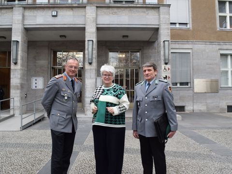 Brigadegeneral Horst Busch, Bezirksbürgermeisterin Stefanie Remlinger und Major Thomas Jakstedt (v.l.) vor dem Rathaus Tiergarten