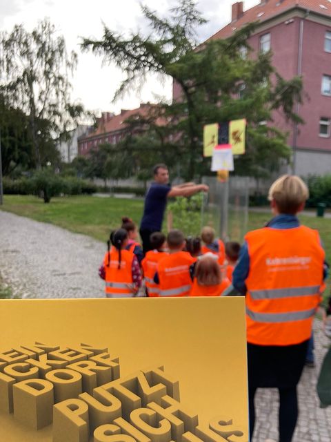Anstehen zum Abstimmen mit dem gesammelten Müll (Bild: AG Urban)
