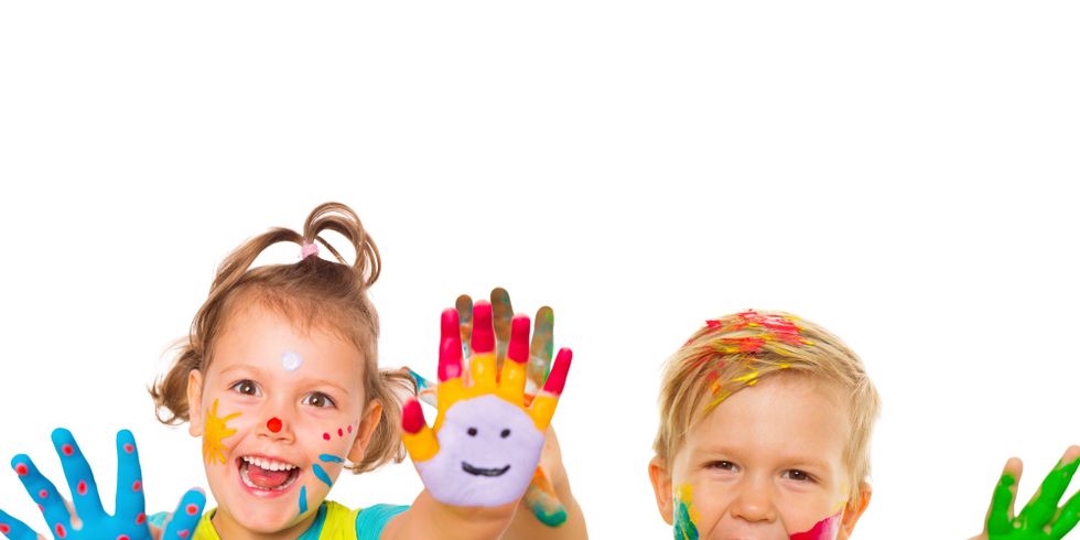 zwei Kinder mit bunten bemalten Händen