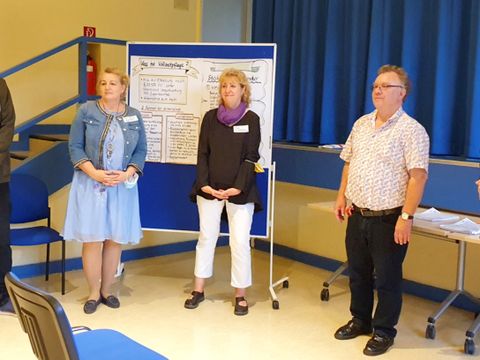 v.li.n.re. Thomas Kralovsky (Leiter des Pflegekinder-Teams AWO pro:mensch), Kordula Runow (Koordinatorin Pflegekinderhilfe), Annett Hildemann (Pädagogische Fachberatung Kindertagespflege), Thomas Wackermann (Jugendamtsleiter), Tobias Dollase (Jugendstadtrat, parteilos für CDU) bei der Infoveranstaltung zu Kindertagespflege und Pflegeelternschaft (Bild: BA Reinickendorf)