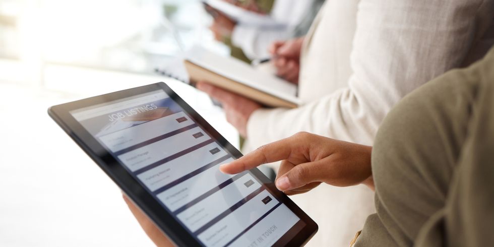 Hände am Tablet, Liste von Jobs auf dem Bildschirm