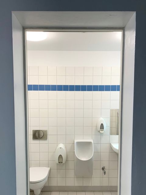Frisch saniertes WC im Dachsbau (Bild: BA Reinickendorf)