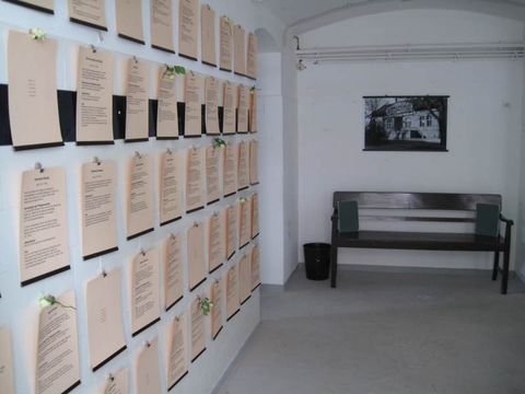 Gedenkwand im Geschichtslabor am Eichborndamm 238 (Bild: BA Reinickendorf)