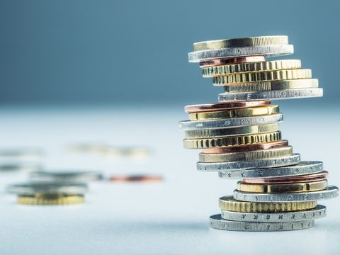 Schief und ungleichmäßig gestapelte Euro-Münzen