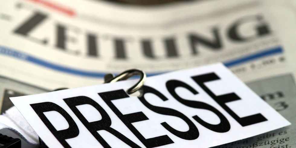 Ein Schild mit der Aufschrift "Presse" liegt auf einer Tageszeitung