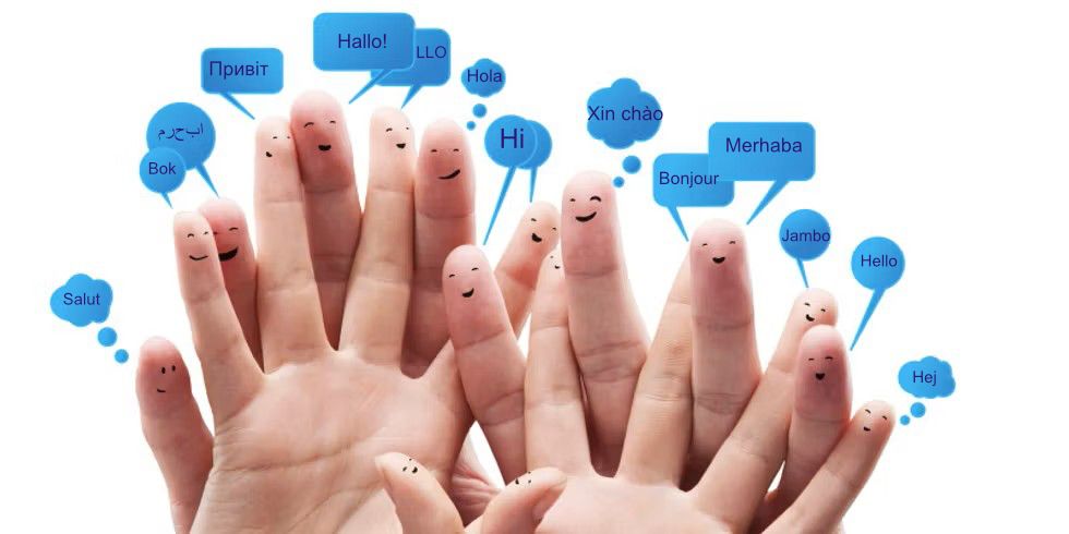 Vier Hände an deren Fingerspitzen Hallo in verschiedenen Sprachen geschrieben steht