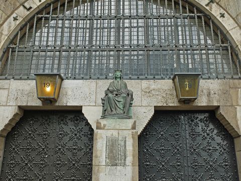 Justitia auf Löwenthron