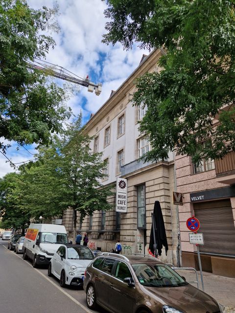 Häuserfassade von der ehemaligen Reichsbank mit parkenden Autos