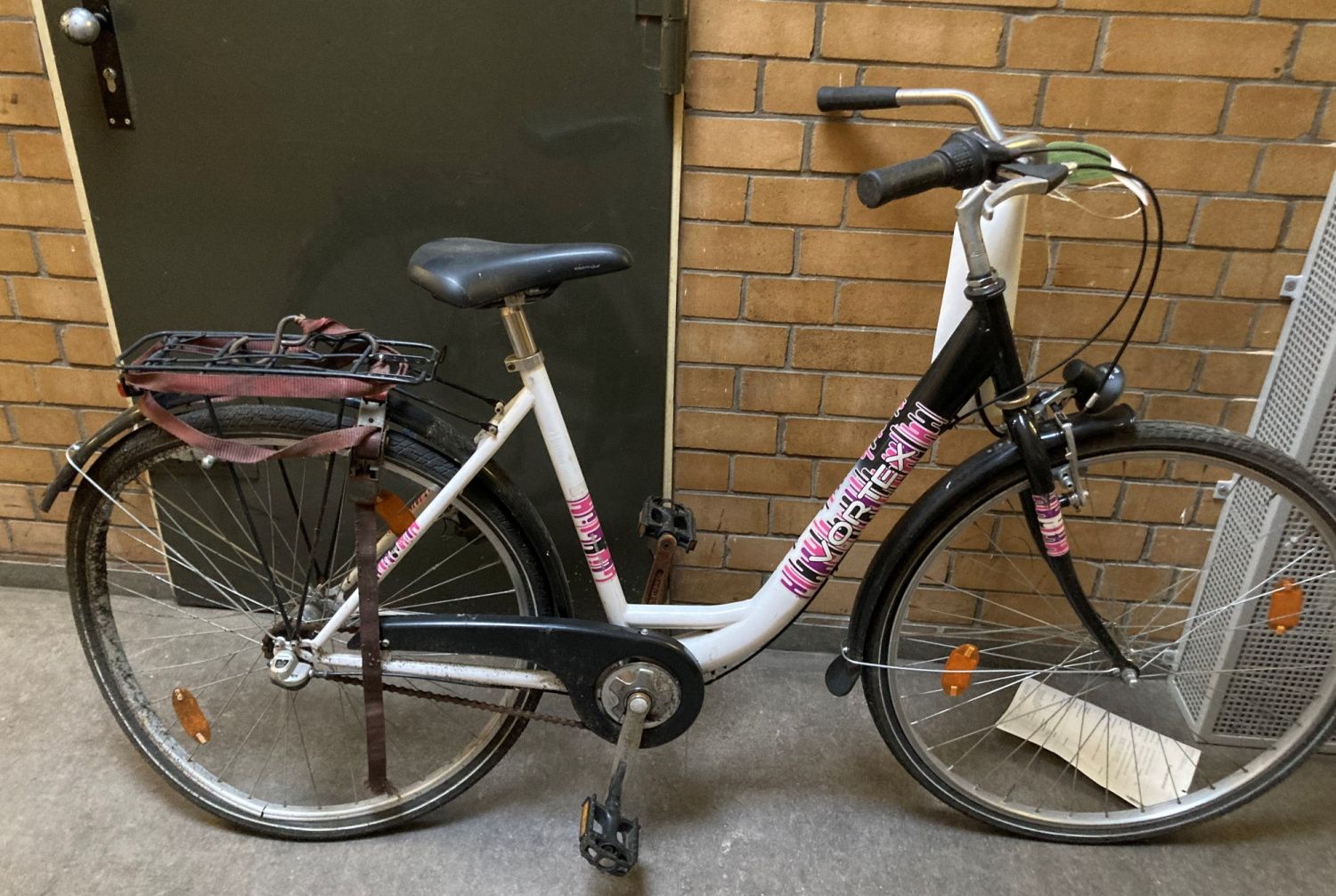 Weiß-schwarzes Damenfahrrad