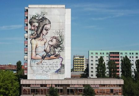 „Wenn ich wüsste, dass die Welt morgen untergeht, würde ich heute einen Apfelbaum pflanzen.“ Dieses Zitat Martin Luthers ist die Kernbotschaft des Murals im Prenzlauer Berg des Künstlerduos HERAKUT