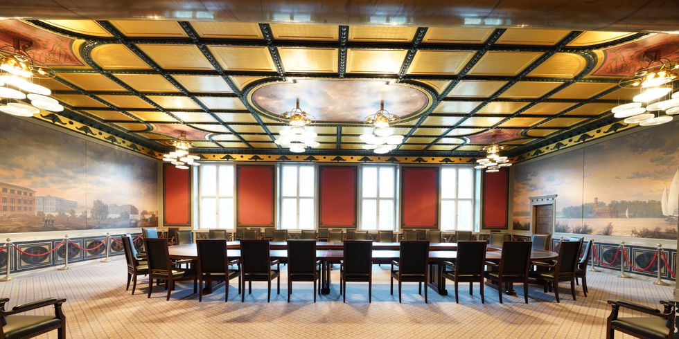 Großer Saal mit goldenen Decke