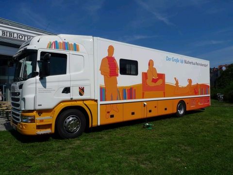 Der Große Bücherbus von der Seite