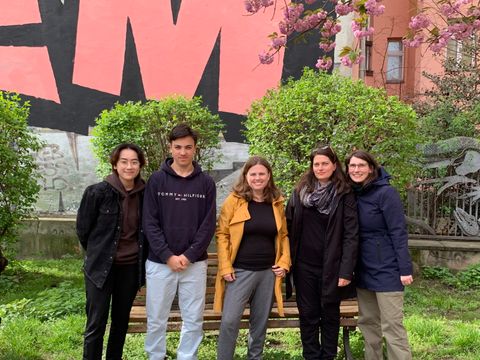 Bezirksbürgermeisterin Clara Herrmann (Mitte) mit Hospitantin Sana (links) und Mitarbeiter*innen des Bezirksamts