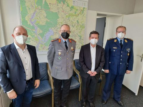Bezirksbürgermeister Uwe Brockhausen (3.v.l) und Gesundheitsstadtrat Alexander Ewers (l., beide SPD) empfingen Brigadegeneral Jürgen Uchtmann (2.v.l., Kommandeur des Landeskommandos Berlin) und Major Marcus Weichert (Verbindungsoffizier zum Bezirk Reinickendorf) (Bild: Bezirksamt Reinickendorf)