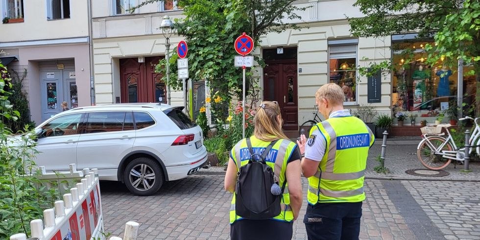 Mitarbeiter*innen des Ordnungsamts bereiten die Umsetzung eines PKW vor
