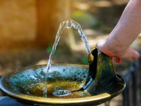 Wasser kommt aus einem Trinkwasserbrunnen