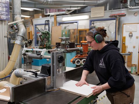 Tischlerwerkstatt mit Paula an der Säge