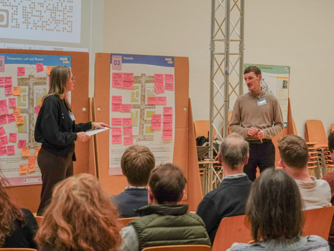 Zwei Personen stellen die Ergebnisse vor