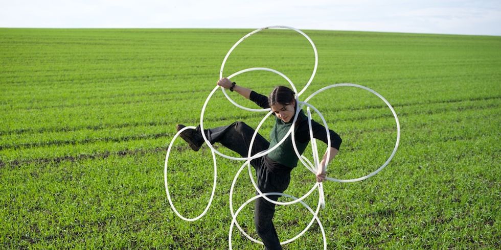 Frau spielend mit Hula Hupreifen