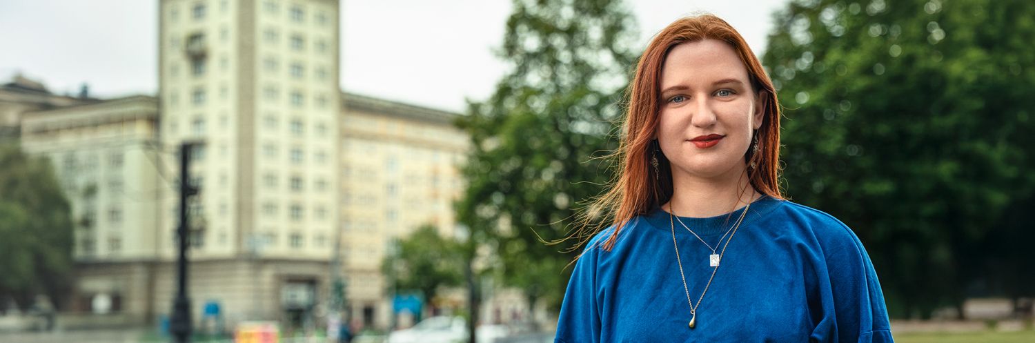 Headerbild von Amelie für das Bezirksamt Friedrichshain Kreuzberg mit Work as you are Kampagne