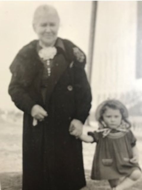 Franziska Born mit ihrer Enkelin Ursula (Bild: Familienbesitz)