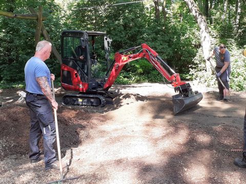 Mit Hilfe eines Mini-Baggers erneuerten die Team-Kollegen die Lauffläche der Seilbahn auf dem Spielplatz (Bild: Bezirksamt Friedrichshain-Kreuzberg)