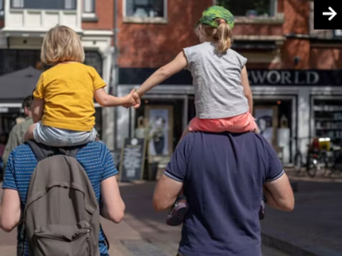 Familie bei gemeinsamen Unternehmungen