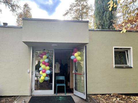 Ballons schmücken den Eingang des neu renovierten Cafés.