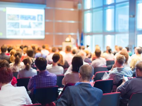 Publikum im Konferenzsaal
