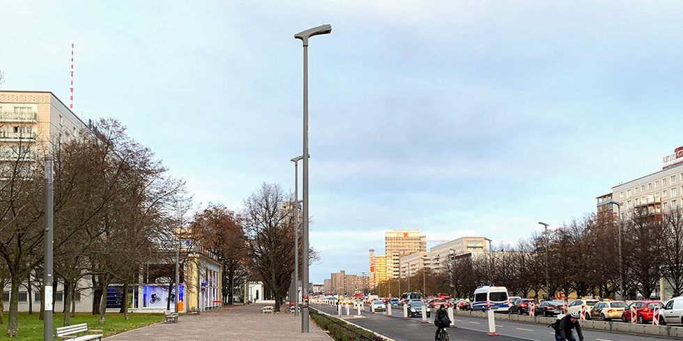 Im "Historischen Fenster" blieben großzügige Gehwegflächen erhalten – hier mit intakten Gehwegplatten der 1960er Jahre.