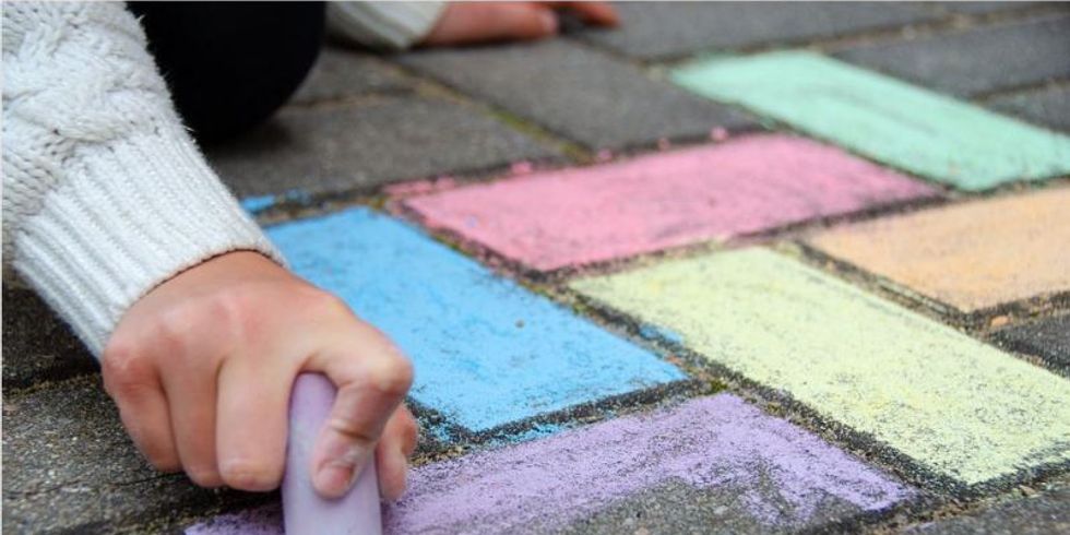 Einen Nachmittag lag werden vier Straßen zu Spielplätzen für Kinder